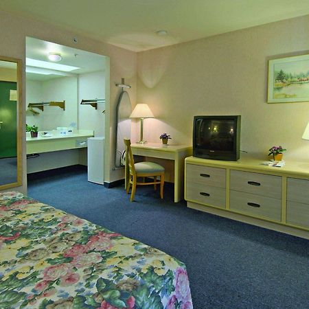 Howard Johnson By Wyndham Norco Bagian luar foto