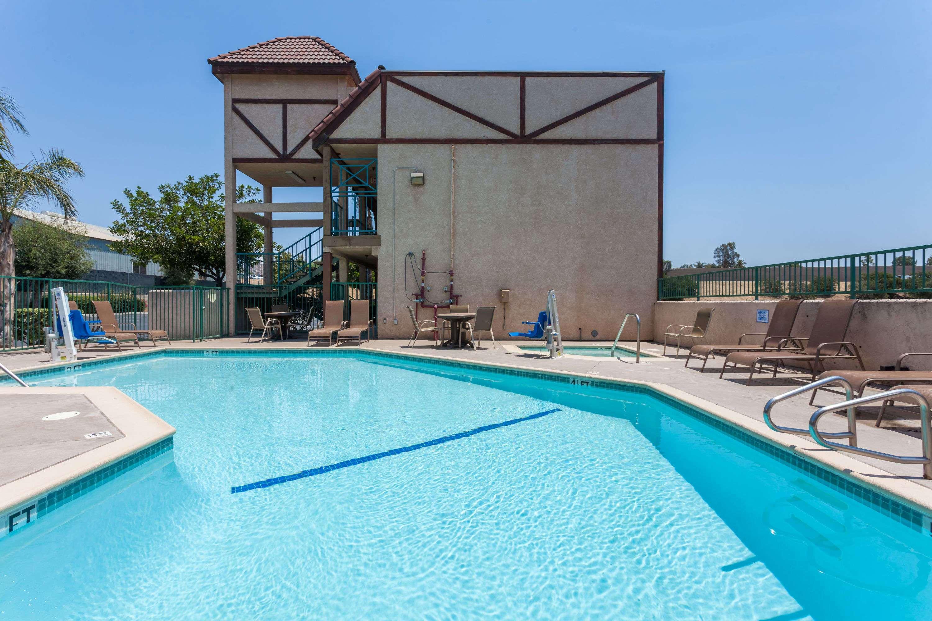 Howard Johnson By Wyndham Norco Bagian luar foto
