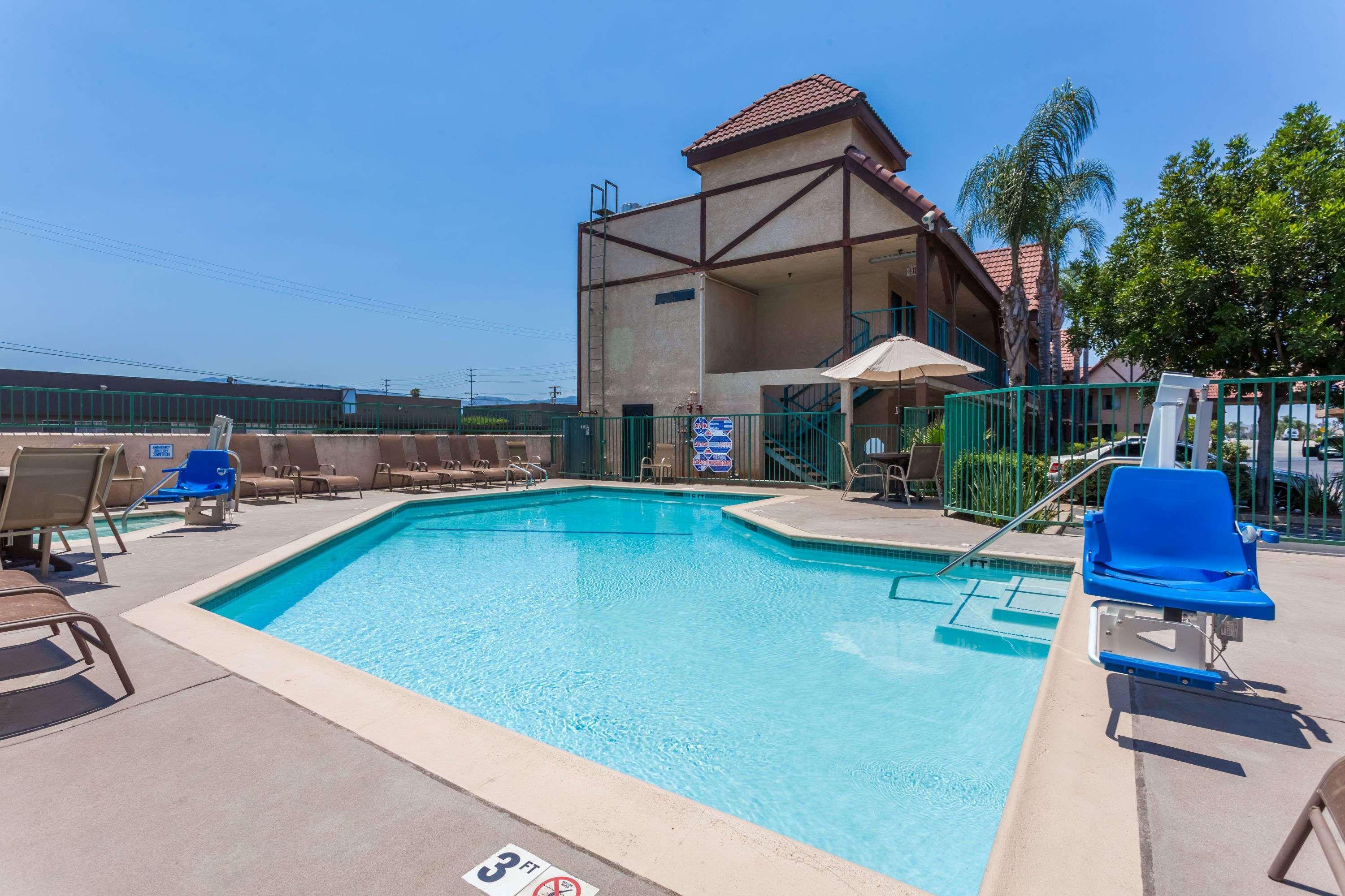 Howard Johnson By Wyndham Norco Bagian luar foto