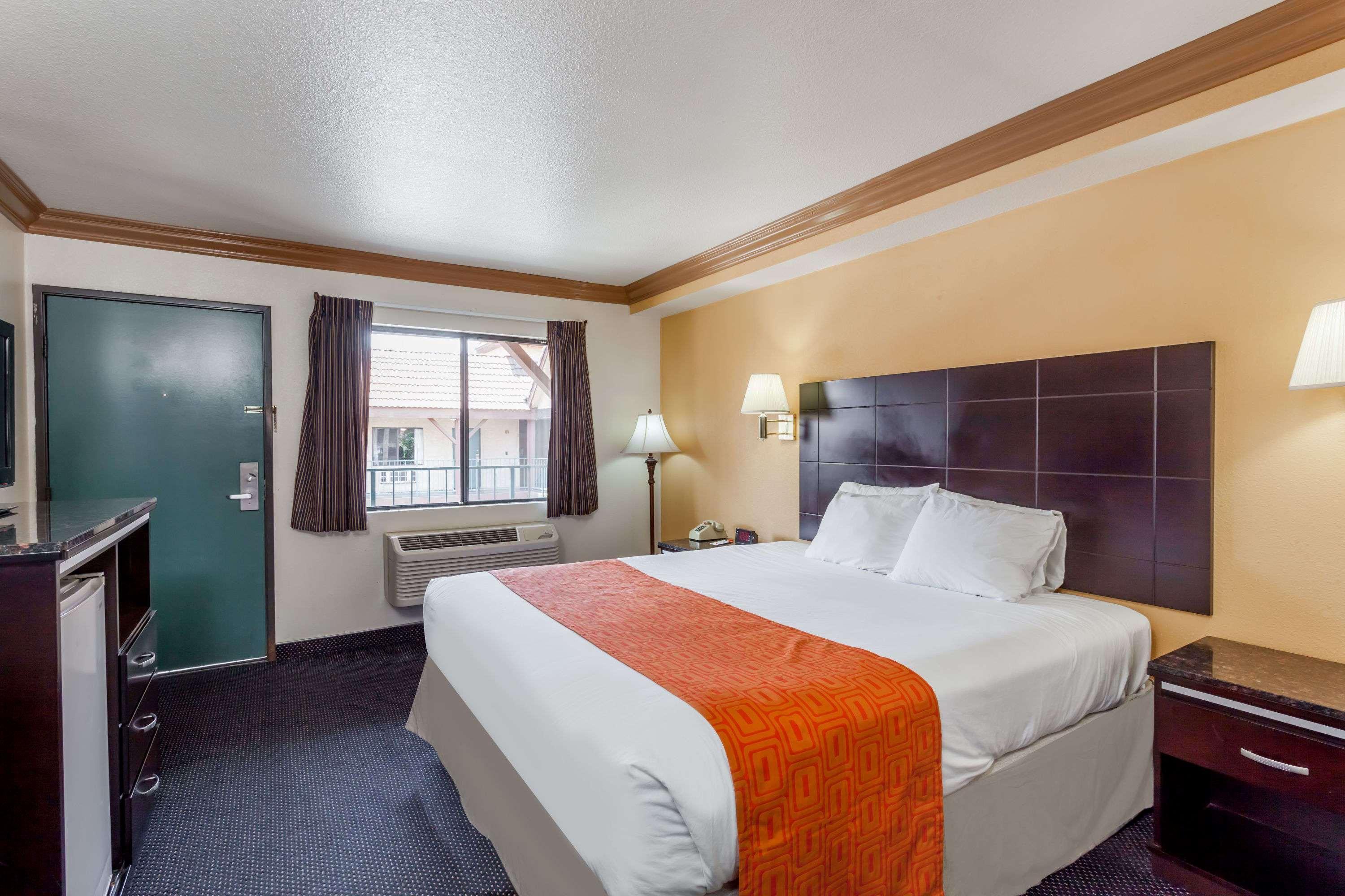Howard Johnson By Wyndham Norco Bagian luar foto