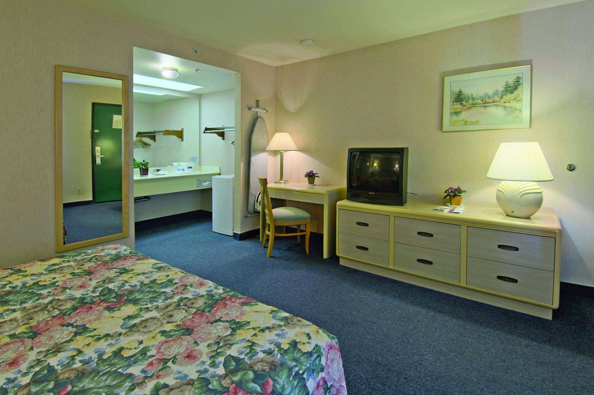 Howard Johnson By Wyndham Norco Bagian luar foto