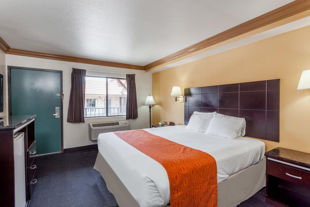 Howard Johnson By Wyndham Norco Bagian luar foto
